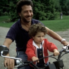 USA. 1983. Dustin HOFFMAN et son fils Jake. Inge Morath.
